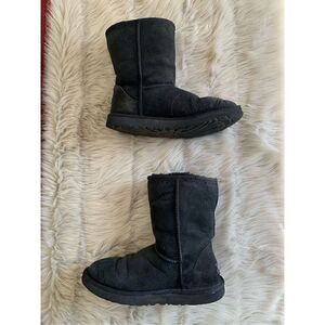 UGG Australia Women Classic Short SN 5825 Black Suede Sheepskin Boots Size 7 US